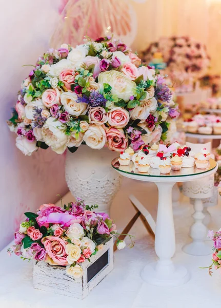 Ramo de flores de la boda en la mesa de la vendimia, decoración de la boda, hecho a mano . — Foto de Stock