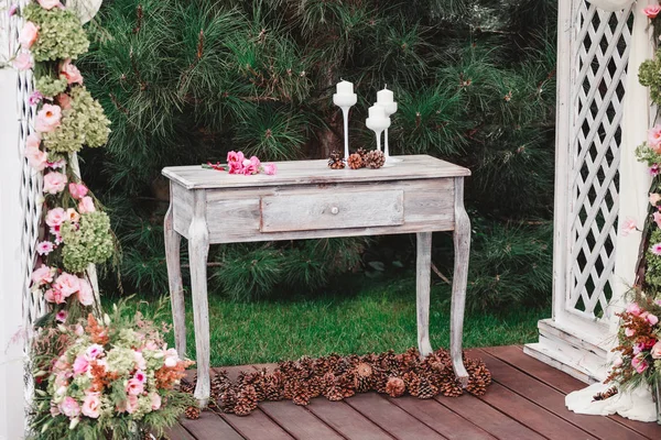 Ramo de flores en la mesa vintage, Decoración de la boda, hecho a mano . — Foto de Stock