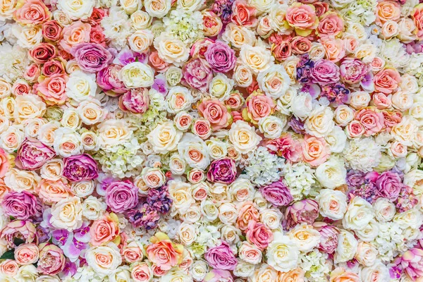 Fundo de parede de flores com rosas vermelhas e brancas surpreendentes, decoração de casamento, feito à mão . — Fotografia de Stock