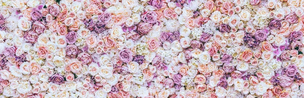 Fondo de pared de flores con increíbles rosas rojas y blancas, decoración de la boda, hecho a mano. Tonificación — Foto de Stock