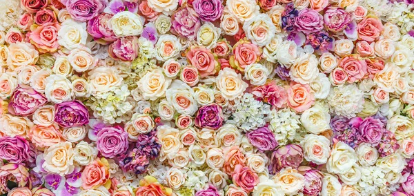 Bloemen muur achtergrond met geweldige rode en witte rozen, bruiloft decoratie, handgemaakte. Toning — Stockfoto