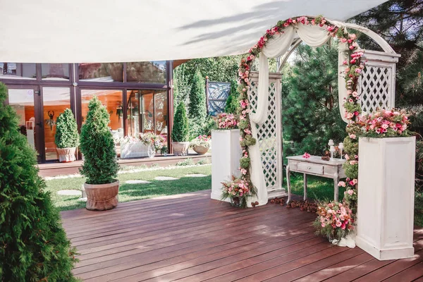 Arco de boda con flores, Decoración de la boda, hecho a mano . — Foto de Stock