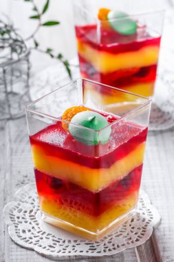 Meyve tatlı Panna Cotta bir cam üzerine açık renkli şekerler ile kapatın. Üstten Görünüm