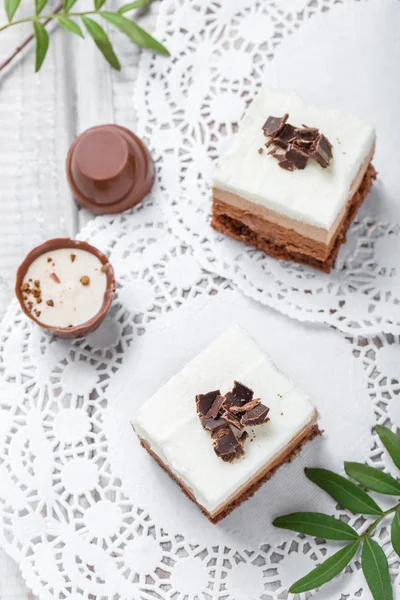 Mini bolos com chocolate branco, cacau e doces no fundo claro fechar . — Fotografia de Stock