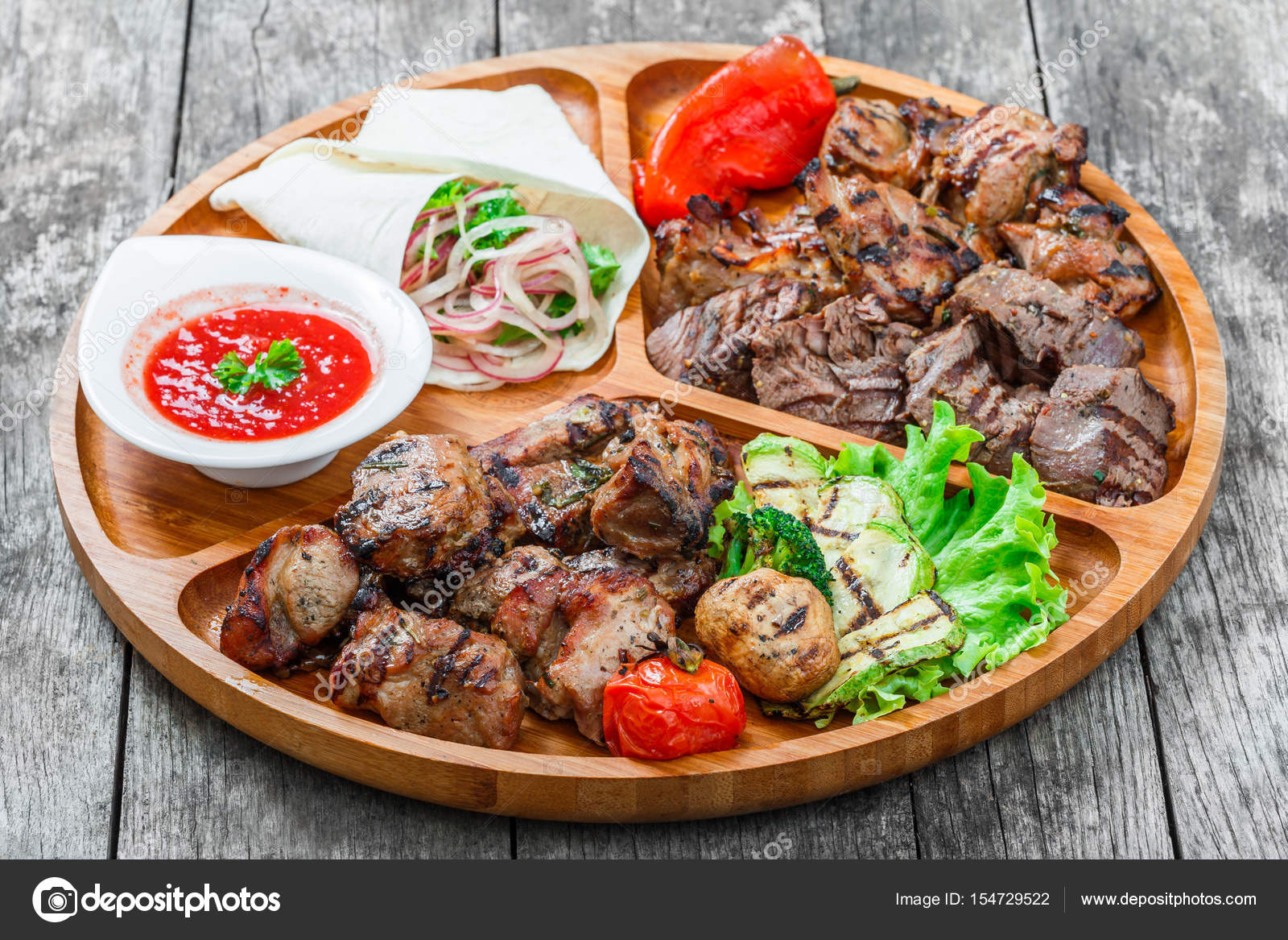 Çeşitli lezzetli ızgara et ve sebze taze salata ve kesme tahtası