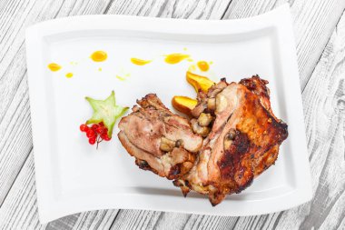 Kavrulmuş domuz doldurulmuş mantar, şeftali, carambola, kızılcık ve tatlı sos plaka ahşap zemin üzerine kapatın. Sıcak et yemekleri. Üstten Görünüm