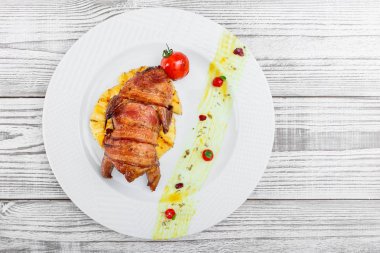 Izgara tavuk, ananas ve domates ahşap arka plan üzerinde plaka üzerinde çekiçle kapatın. Sıcak et yemekleri. Üstten Görünüm