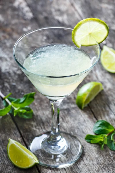 Nane ve limon cam ahşap arka plan üzerinde taze kokteyl. Yaz içecekler ve alkollü kokteyller.