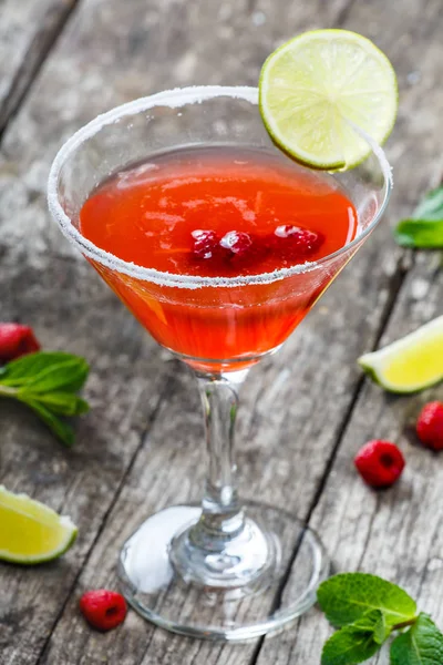 Fresh fruit raspberries cocktail with lime in glass on wooden background. Summer drinks and alcoholic cocktails. — Stock Photo, Image