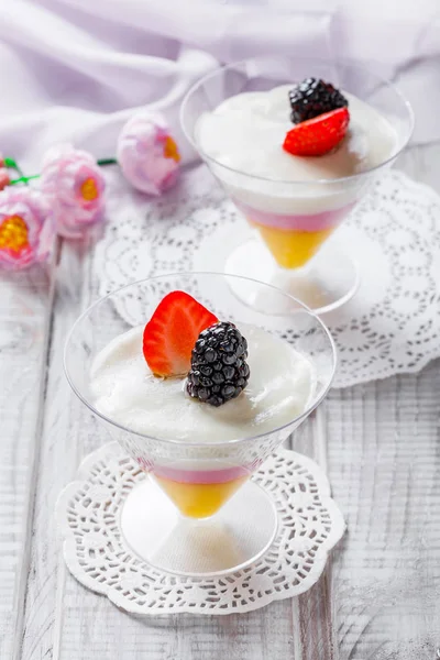 Fruchtmousse-Dessert mit Erdbeere in einem Glas auf hellem Hintergrund in Großaufnahme. leckeres Dessert und Schokoriegel. Ansicht von oben. — Stockfoto