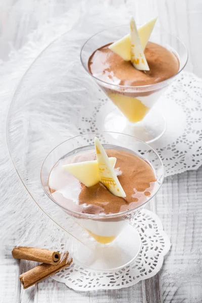 Gustoso dessert mousse di frutta con cioccolato bianco in un bicchiere su sfondo chiaro da vicino. Delizioso dessert e barretta di cioccolato. Vista dall'alto . — Foto Stock