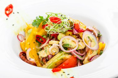 Taze salata avokado ile kurutulmuş domates, biber, domates, tatlı biber ve soğan ahşap zemin üzerine kapatalım. Üstten Görünüm