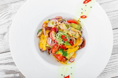 Taze salata avokado ile kurutulmuş domates, biber, domates, tatlı biber ve soğan ahşap zemin üzerine kapatalım. Üstten Görünüm