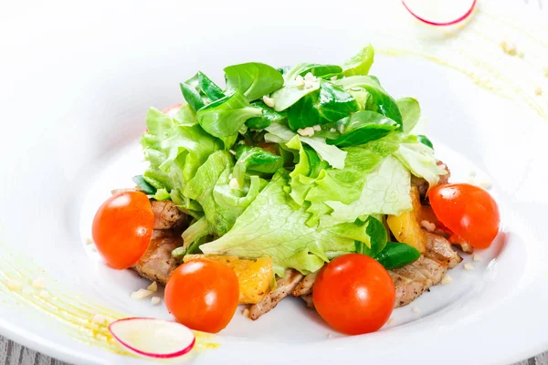 Salada fresca com peito de frango, espinafre, alface, tomate cereja e queijo em fundo de madeira close up — Fotografia de Stock