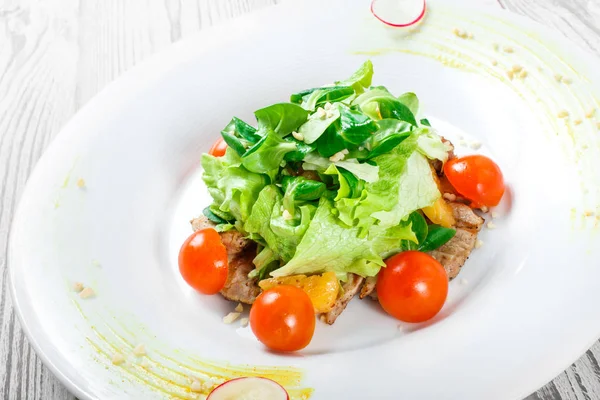 Salada fresca com peito de frango, espinafre, alface, tomate cereja e queijo em fundo de madeira close up — Fotografia de Stock