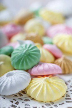 Peçete, doğal ışık seçici odak renkli beze çerezleri