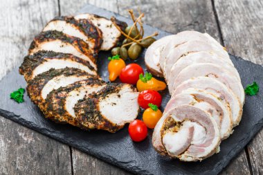 Ahşap arka plan üzerinde siyah arduvaz taş kara tahta sebze ile doldurulmuş ev yapımı köfte, Dana eti ve domuz eti bonfile dilimleri kapatın. Etli meze. Üstten Görünüm