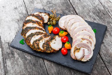 Ahşap arka plan üzerinde siyah arduvaz taş kara tahta sebze ile doldurulmuş ev yapımı köfte, Dana eti ve domuz eti bonfile dilimleri kapatın. Etli meze. Üstten Görünüm