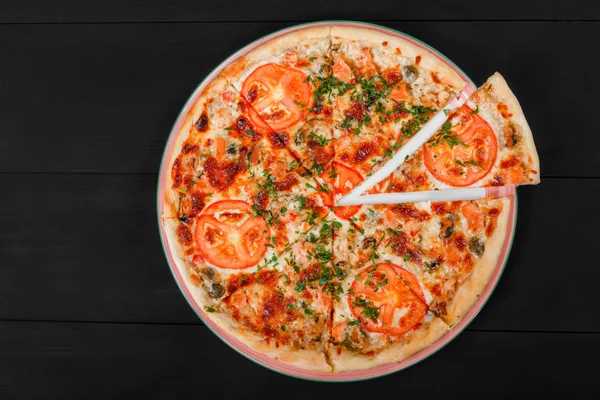 Pizza, csirke, paradicsom, gomba, zöldek és sajt, sötét fából készült háttér. Házi pizza. Szemközti nézet — Stock Fotó