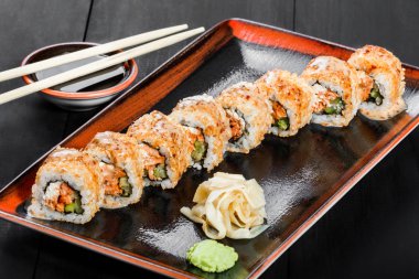 Suşi Roll - somon, salatalık, avokado ve krem peynir koyu ahşap arka plan üzerinde Maki Sushi yapılmış. Üstten Görünüm. Japon mutfağı
