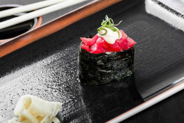 Suşi Gunkan maki ton balığı koyu ahşap arka plan ile. Japon mutfağı. Üstten Görünüm