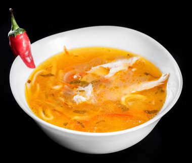 Çorba tavuk - erişte, otlar, biber ve siyah arka plan üzerinde sağlıklı gıda izole kase, sebze suyu. Üstten Görünüm