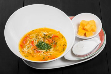 Sebze çorbası, erişte, otlar, maydanoz ve ahşap siyah arka plan, sağlıklı gıda kase sebze suyu. Üstten Görünüm