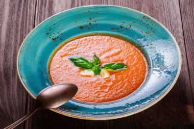 Domates gazpacho çorbası fesleğen, beyaz peynir, buz kase koyu ahşap zemin, İspanya mutfağı üzerine. Üstten Görünüm