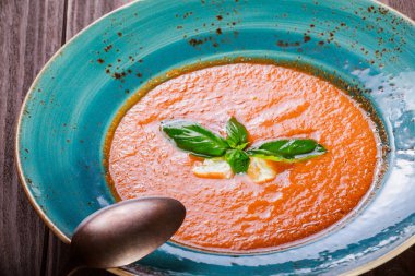 Fesleğen, beyaz peynir, buz ve koyu ahşap arka plan, İspanyol mutfağı ekmek domates gazpacho çorbası. Maddeler tablosundaki. Üstten Görünüm