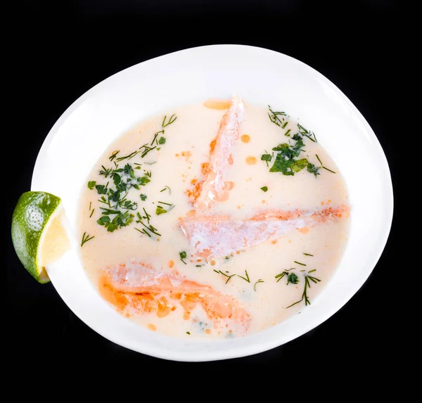 Рибний суп з лососем і креветками, кріп, картопля, лимон і овочі в мисці, ізольовані на чорному тлі, здорова їжа. Вид зверху — стокове фото