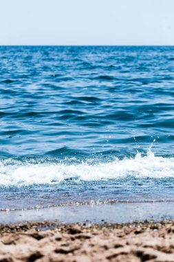 Güneşli gökyüzü ile tropikal plaj deniz manzara. Deniz seyahat ve tatil. Seçici odak