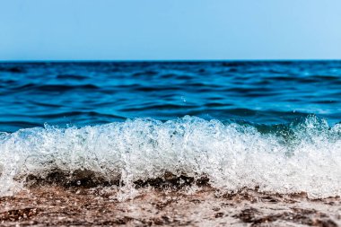 Güneşli gökyüzü ile tropikal plaj deniz manzara. Deniz seyahat ve tatil. Seçici odak