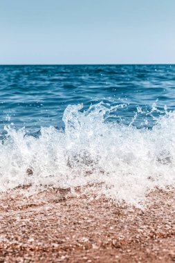 Güneşli gökyüzü ile tropikal plaj deniz manzara. Deniz seyahat ve tatil. Seçici odak