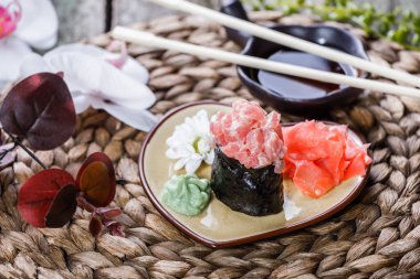 Suşi Gunkan maki ile bambu hasır, seçici odak tabağa somon. Japon mutfağı