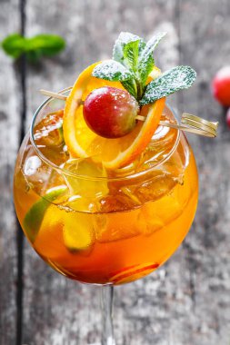 Taze tropik kokteyl ile nane, portakal ve limon ahşap arka plan üzerinde uzun bardak. Yaz içecekler ve alkollü kokteyller.