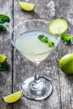 Nane ve limon cam ahşap arka plan üzerinde taze kokteyl. Yaz içecekler ve alkollü kokteyller.