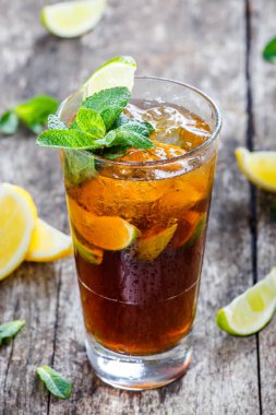 Nane, limon ve cam ahşap arka plan üzerinde buz ile soğuk kola. Yaz içecekler ve alkollü kokteyller.