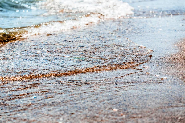 Deniz yüzey yaz dalga geçmiş. Deniz seyahat ve tatil. Seçici odak