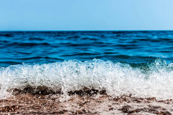 Güneşli gökyüzü ile tropikal plaj deniz manzara. Deniz seyahat ve tatil. Seçici odak