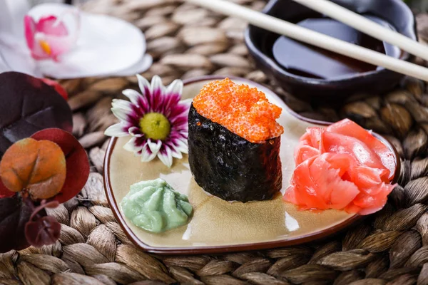 Suşi Gunkan maki ile bambu hasır, seçici odak üzerinde kalp şeklinde tabakta somon havyar. Japon mutfağı