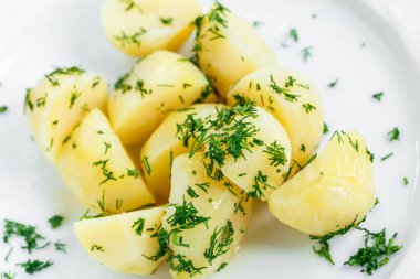 Fırında patates otlar beyaz tabakta, ev yapımı yiyecek ile. Üstten Görünüm