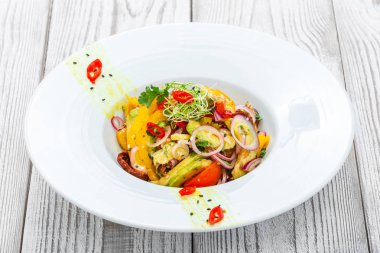 Taze salata avokado ile kurutulmuş domates, biber, domates, tatlı biber ve soğan ahşap zemin üzerine kapatalım. Üstten Görünüm