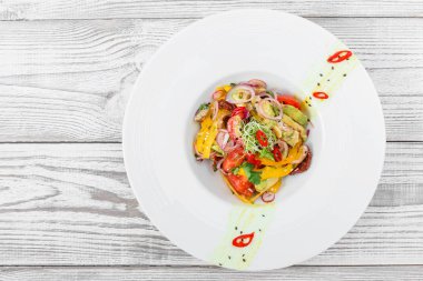 Taze salata avokado ile kurutulmuş domates, biber, domates, tatlı biber ve soğan ahşap zemin üzerine kapatalım. Üstten Görünüm