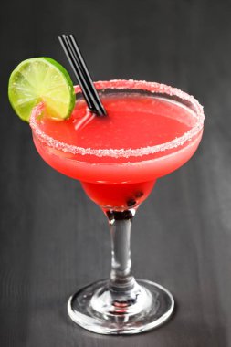 Taze karpuz kokteyl bardağı siyah ahşap zemin üzerine kireç ile. Yaz içecekler ve alkollü kokteyller