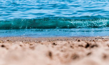 Güneşli gökyüzü ile tropikal plaj deniz manzara. Deniz seyahat ve tatil. Seçici odak