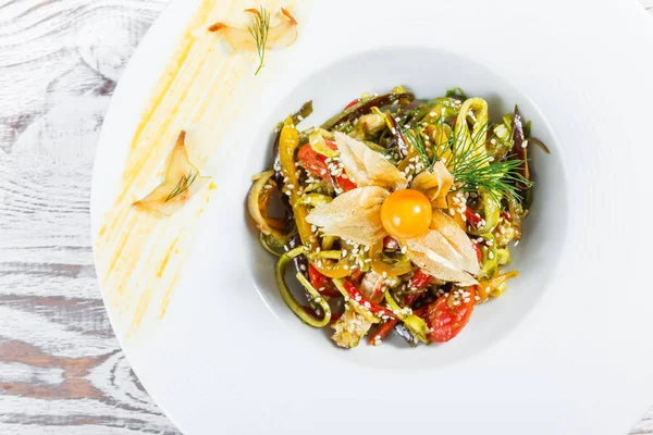 Salata tavuk göğsü ve ızgara sebzeler, patlıcan, tatlı biber, domates, avokado ve ahşap arka plan üzerinde plaka üzerinde physalis kapatın. Üstten Görünüm