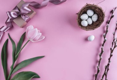 Paskalya yumurta yuva ve Lale çiçek bahar arka plan üzerinde. Üstten Görünüm kopya alanı ile. Mutlu Paskalya kartı.