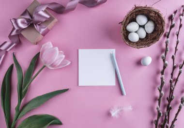Paskalya yumurta yuva ve Lale çiçek bahar arka plan üzerinde. Üstten Görünüm kopya alanı ile. Mutlu Paskalya kartı.