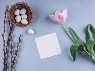 Paskalya yumurta yuva ve Lale çiçek bahar arka plan üzerinde. Üstten Görünüm kopya alanı ile. Mutlu Paskalya kartı