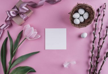 Paskalya yumurta yuva ve Lale çiçek bahar arka plan üzerinde. Üstten Görünüm kopya alanı ile. Mutlu Paskalya kartı